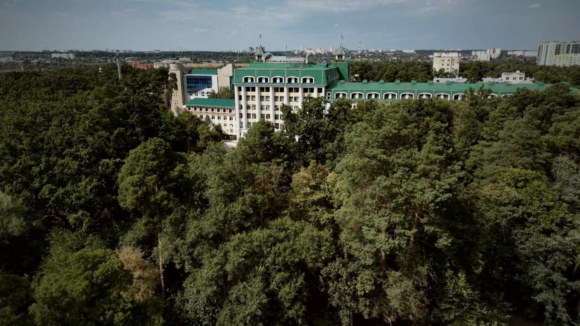 Університетський парк в Ірпені з висоти — крони сосен, алеї та університет на горизонті